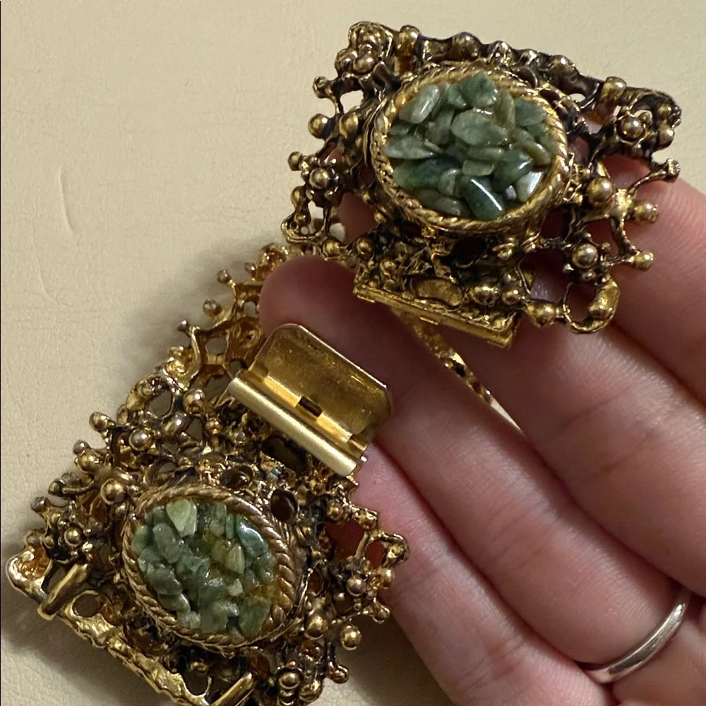 VINTAGE DETAILED OLD FASHIONED ELEGANT GOLD & GREEN STONED BRACELET & RING SET